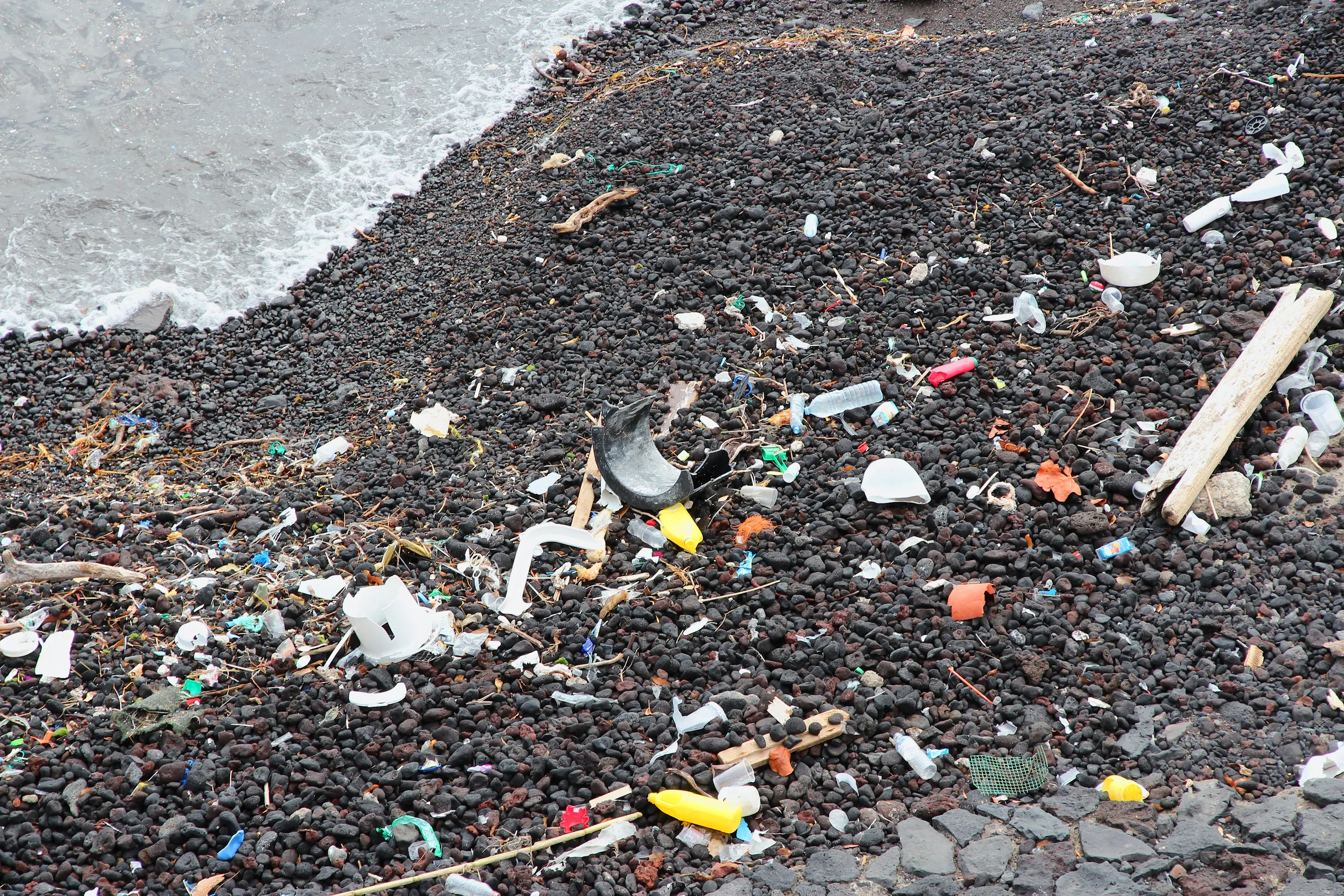 Residuos plásticos en una playa de Tenerife